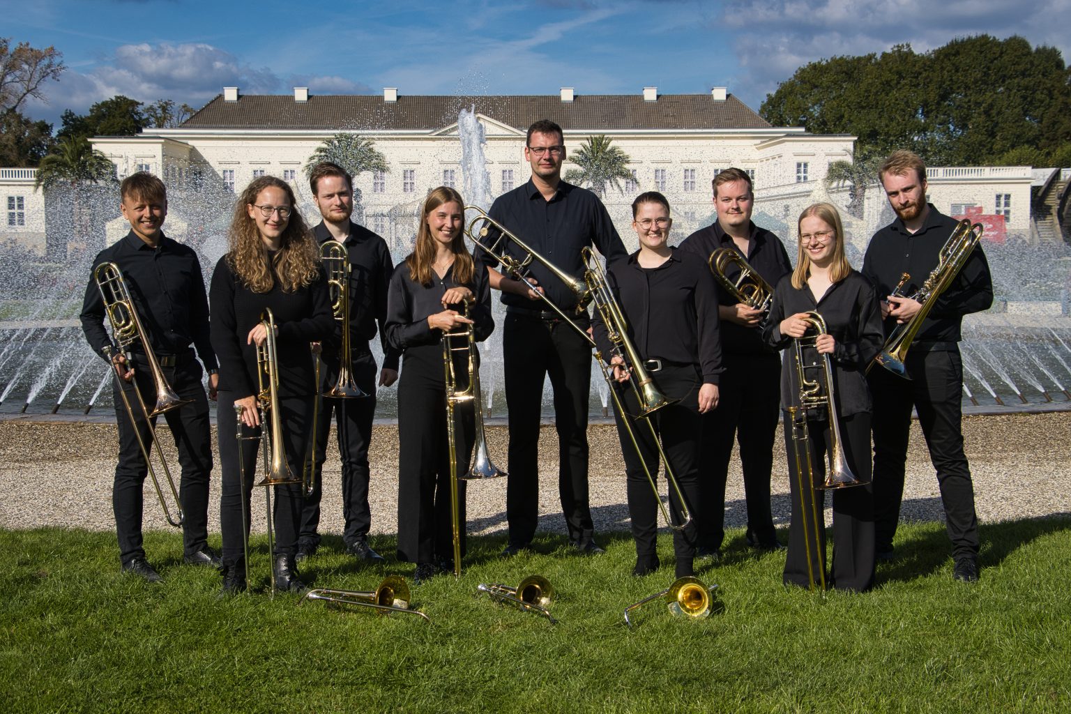 Posaunenensemble Nachtzug vor einem Springbrunnen