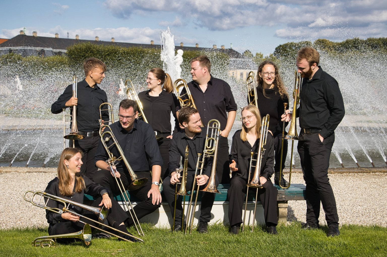 Posaunenensemble nACHTzug vor einem Springbrunnen