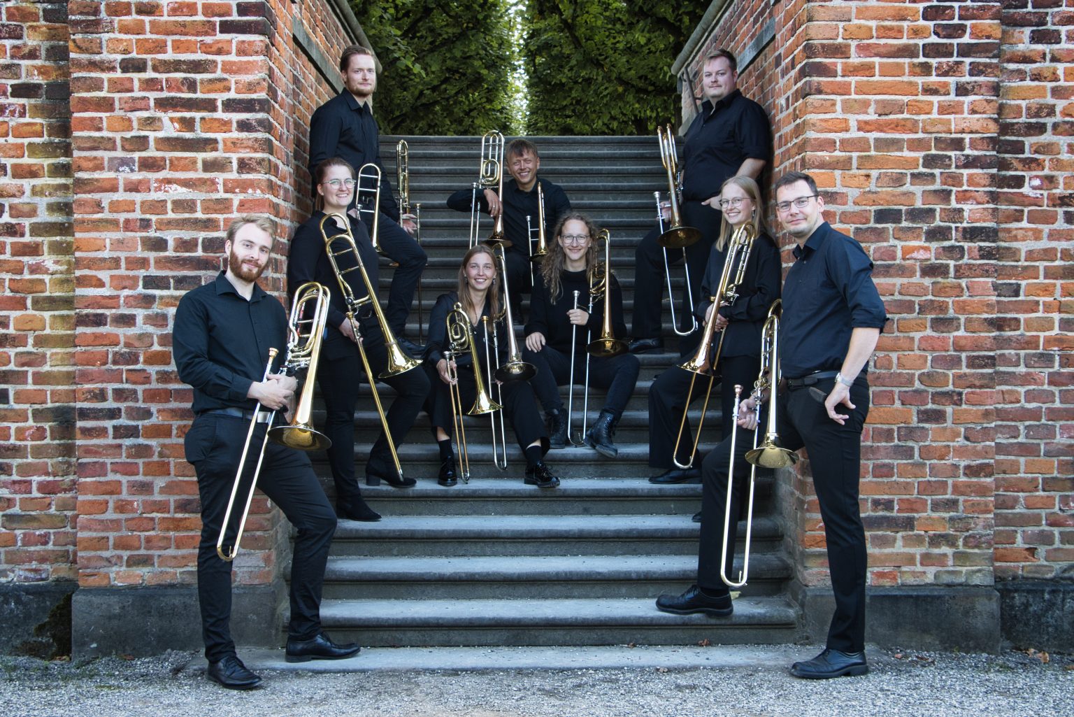 Posaunenensemble nACHTzug auf einer Treppe