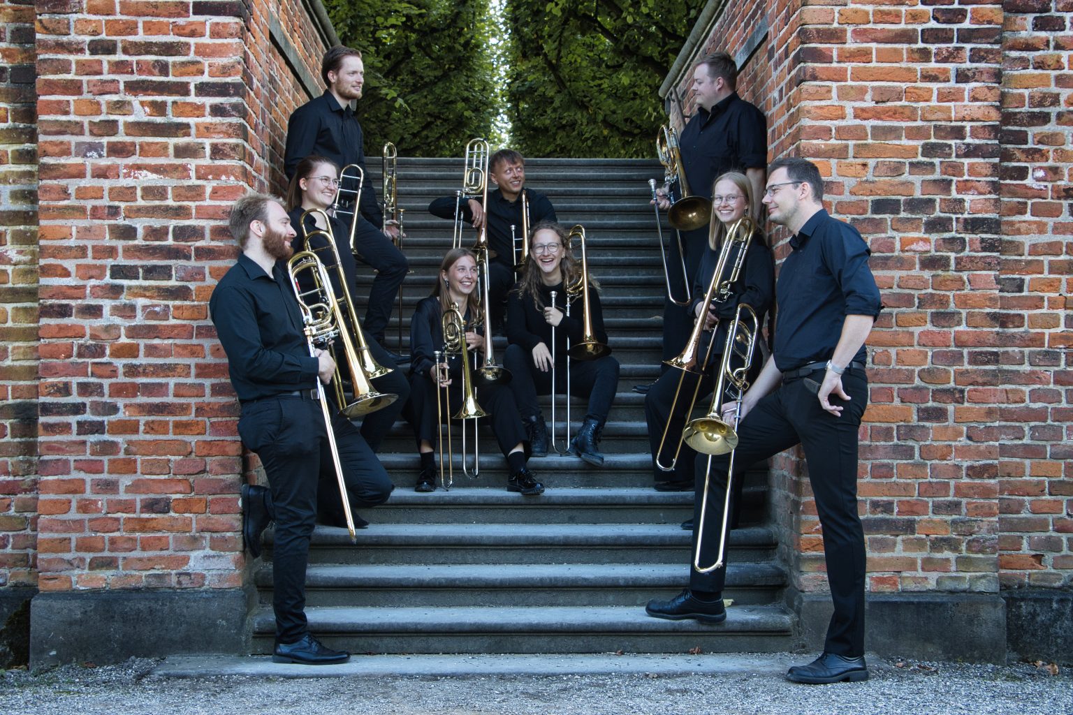 Posaunenensemble nACHTzug auf einer Treppe